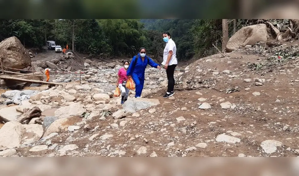 Personal de salud escaló cerros para llevar medicinas. Foto: Diresa Personal de salud escaló cerros para llevar medicinas. Foto: Diresa