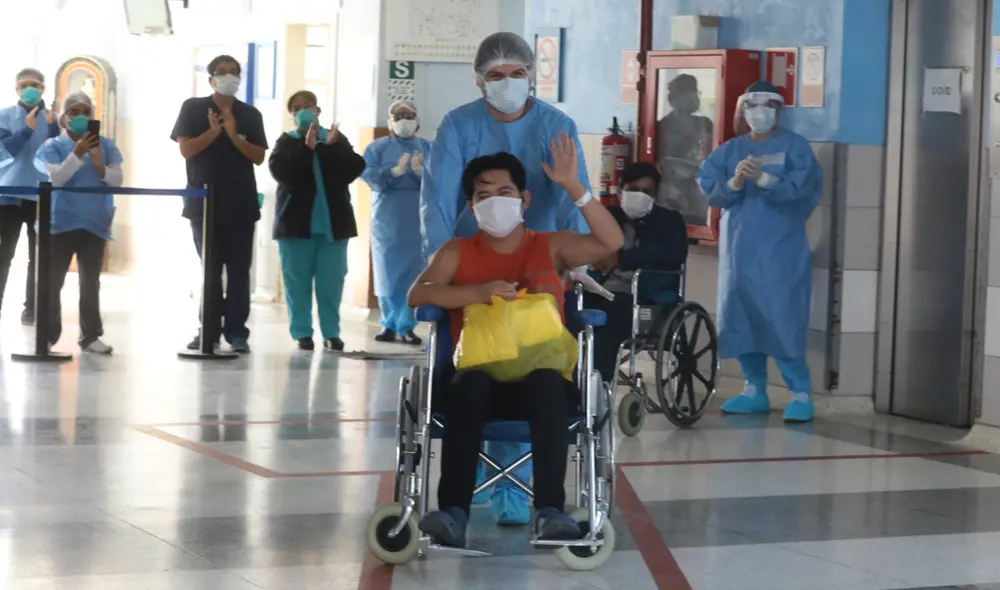 Hombre sale del Hospital San Isidro Labrador tras recuperarse de la COVID-19. Foto: EsSalud Hombre sale del Hospital San Isidro Labrador tras recuperarse de la COVID-19. Foto: EsSalud