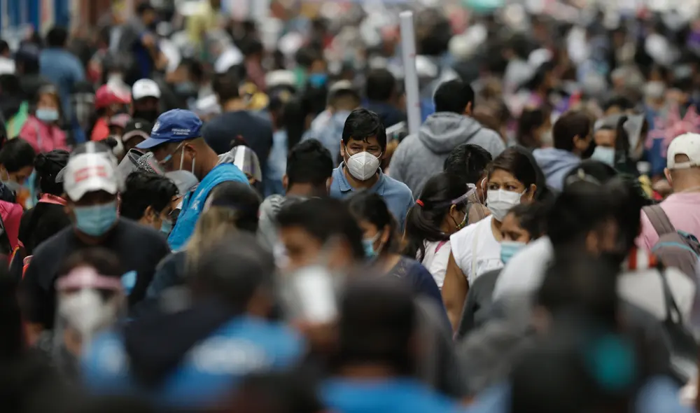 Titular del Minsa atribuye el crecimiento de contagios a una mayor movilidad de las personas en mercados y el transporte público. Foto: La República