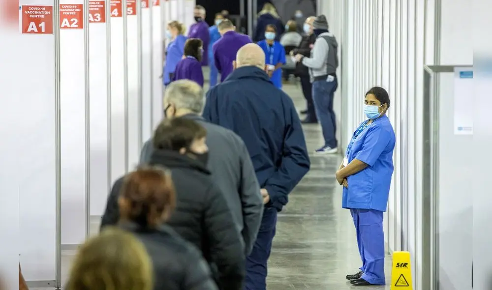 members of the public wait to receive a dose of the AstraZeneca/Oxford Covid-19 vaccine at the SSE Arena which has been converted into a temporary vaccination centre, in Belfast, Northern Ireland on March 29, 2021. (Photo by Paul Faith / AFP)