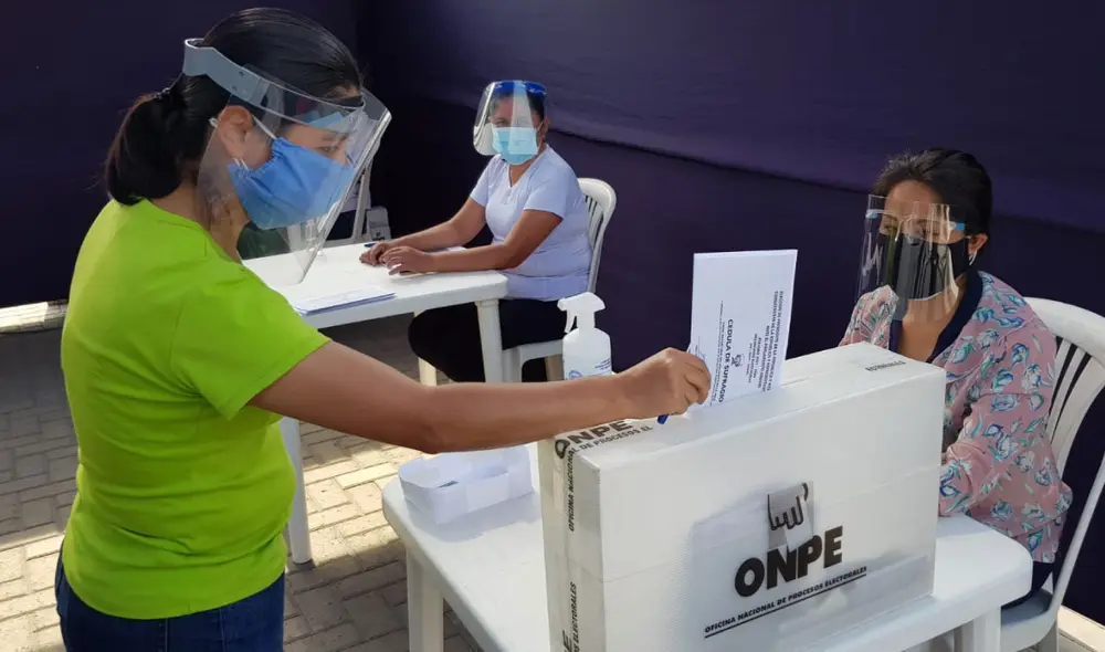 Ciudadanos deberán portar protector facial y mascarilla. Foto: Deysi Portuguez/ URPI-GLR Ciudadanos deberán portar protector facial y mascarilla. Foto: Deysi Portuguez/ URPI-GLR