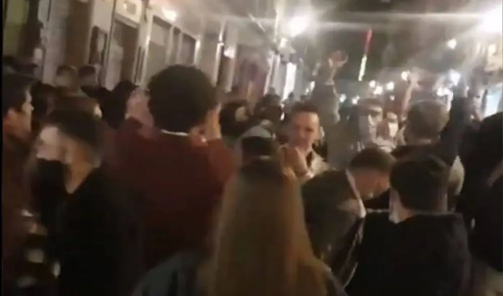 Una calle de Madrid durante la noche del viernes 26 de marzo. Tan solo una de las innumerables veces que se ha confirmado la realización de fiestas ilegales en la capital de España. Foto: Twitter (@JuanmaSamusenko) Una calle de Madrid durante la noche del viernes 26 de marzo. Tan solo una de las innumerables veces que se ha confirmado la realización de fiestas ilegales en la capital de España. Foto: Twitter (@JuanmaSamusenko)