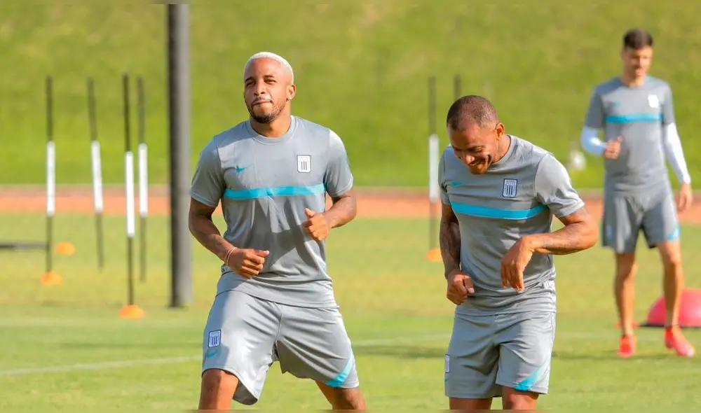 Jefferson Farfán firmó contrato con los íntimos por dos años. Foto: Alianza Lima