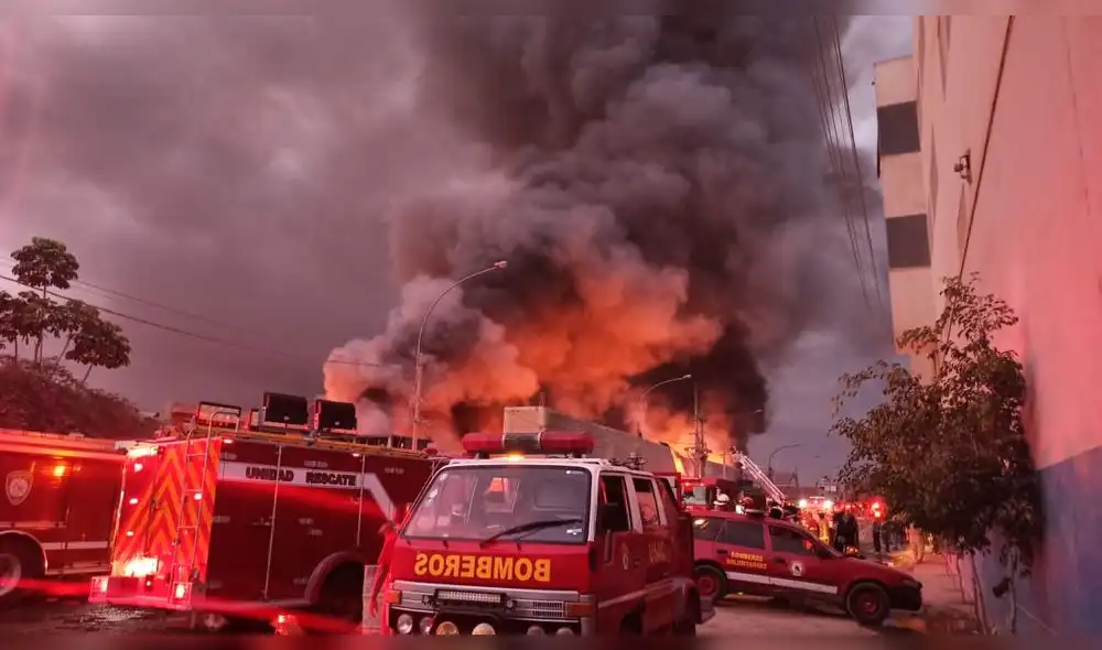 Un total de 21 unidades de los Bomberos están en la zona. Foto: César Zorrilla/URPI-GLR Un total de 21 unidades de los Bomberos están en la zona. Foto: César Zorrilla/URPI-GLR