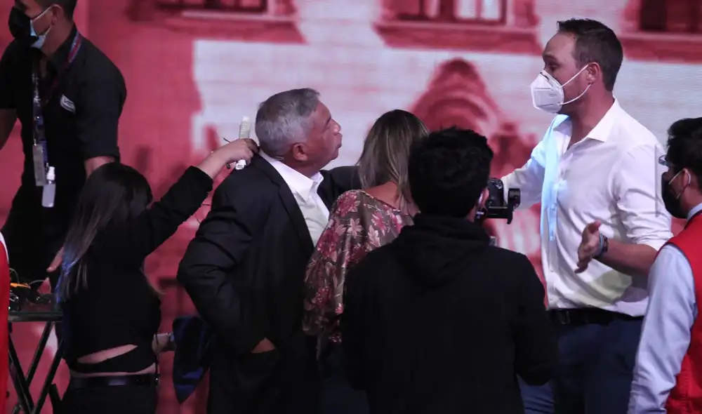 Beingolea y Forsyth tuvieron, aparentemente, un altercado fuera de cámaras. Foto: Aldair Mejía/La República Beingolea y Forsyth tuvieron, aparentemente, un altercado fuera de cámaras. Foto: Aldair Mejía/La República