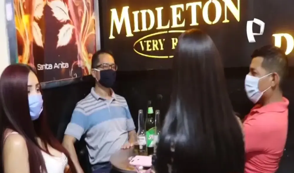 Personas solo se colocaron la mascarilla cuando llegaron los fiscalizadores. Foto: captura de 24 Horas Personas solo se colocaron la mascarilla cuando llegaron los fiscalizadores. Foto: captura de 24 Horas