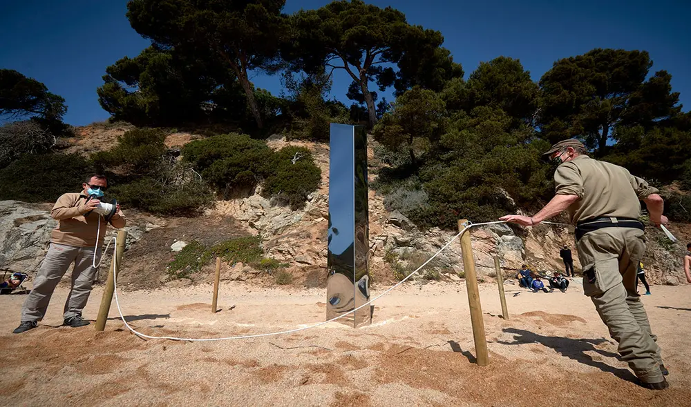En una playa del municipio de Castell-Platja d'Aro, en España, optaron por colocar un perímetro de protección para evitar que gran cantidad de personas se acerquen al monolito. Foto: EFE En una playa del municipio de Castell-Platja d'Aro, en España, optaron por colocar un perímetro de protección para evitar que gran cantidad de personas se acerquen al monolito. Foto: EFE