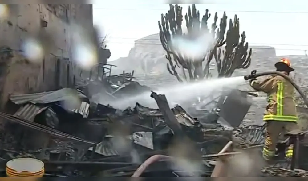 Bomberos habría demorado en llegar por el difícil acceso a la zona, según vecinos. Foto: captura de Canal N Bomberos habría demorado en llegar por el difícil acceso a la zona, según vecinos. Foto: captura de Canal N