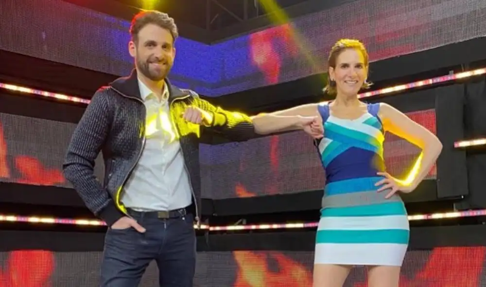 Rodrigo González y Gigi Mitre en el set de su programa Amor y fuego. Foto: Gigi Mitre/ Instagram