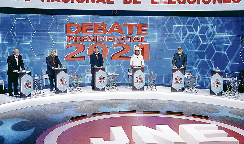 Así, con un podio vacío, quedó el escenario del segundo de los tres debates organizados por el JNE. José Vega (UPP) leyó un pronunciamiento y se fue. Foto: Aldair Mejía/La República