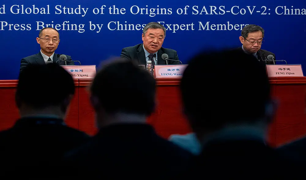 Liang Wannian (c) rechazó este miércoles cualquier crítica tras la publicación del informe de la OMS acerca del origen del coronavirus. Foto: EFE Liang Wannian (c) rechazó este miércoles cualquier crítica tras la publicación del informe de la OMS acerca del origen del coronavirus. Foto: EFE