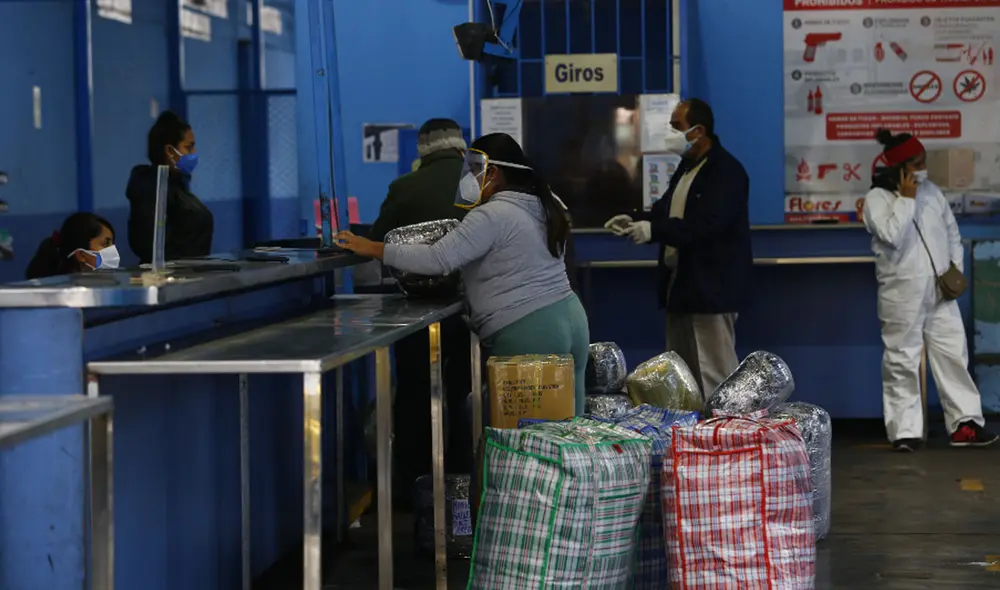 Decenas de personas acuden a los terminales terrestres para viajar antes del confinamiento. Foto: Flavio Matos / La República Decenas de personas acuden a los terminales terrestres para viajar antes del confinamiento. Foto: Flavio Matos / La República