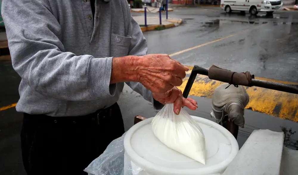 En los mercados de la capital el litro de leche se vende hasta S/ 3,00; mientras que los ganaderos reciben en promedio S/ 1,30 por la misma. Foto: archivo En los mercados de la capital el litro de leche se vende hasta S/ 3,00; mientras que los ganaderos reciben en promedio S/ 1,30 por la misma. Foto: archivo