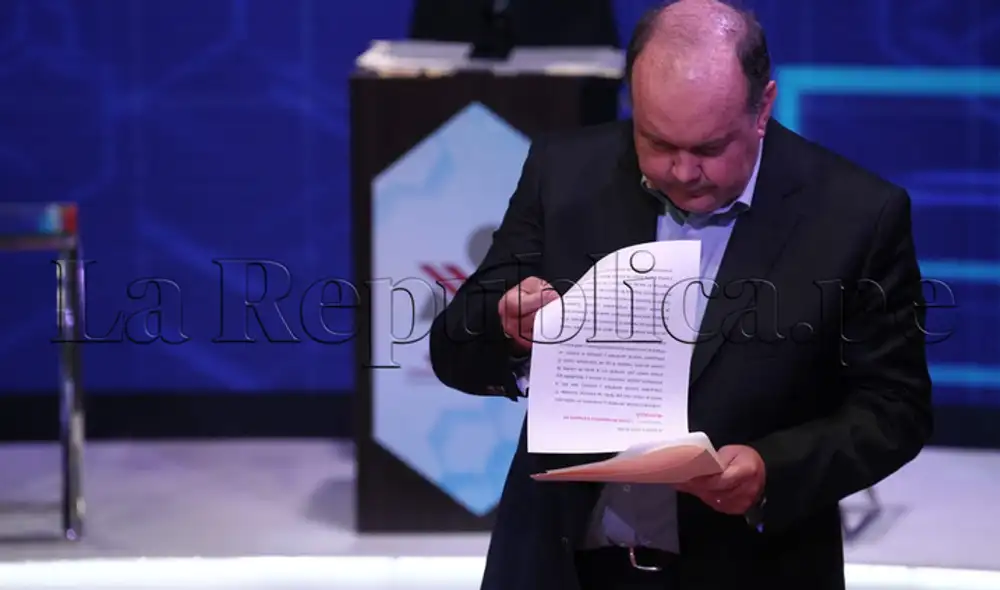 López busca en sus apuntes para responder sobre educación. Foto: La República López busca en sus apuntes para responder sobre educación. Foto: La República