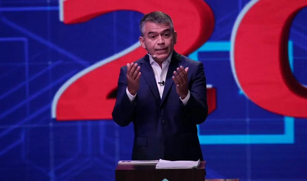 Julio Guzmán exponiendo sus propuestas durante la velada. Foto: Aldair Mejía/ La República