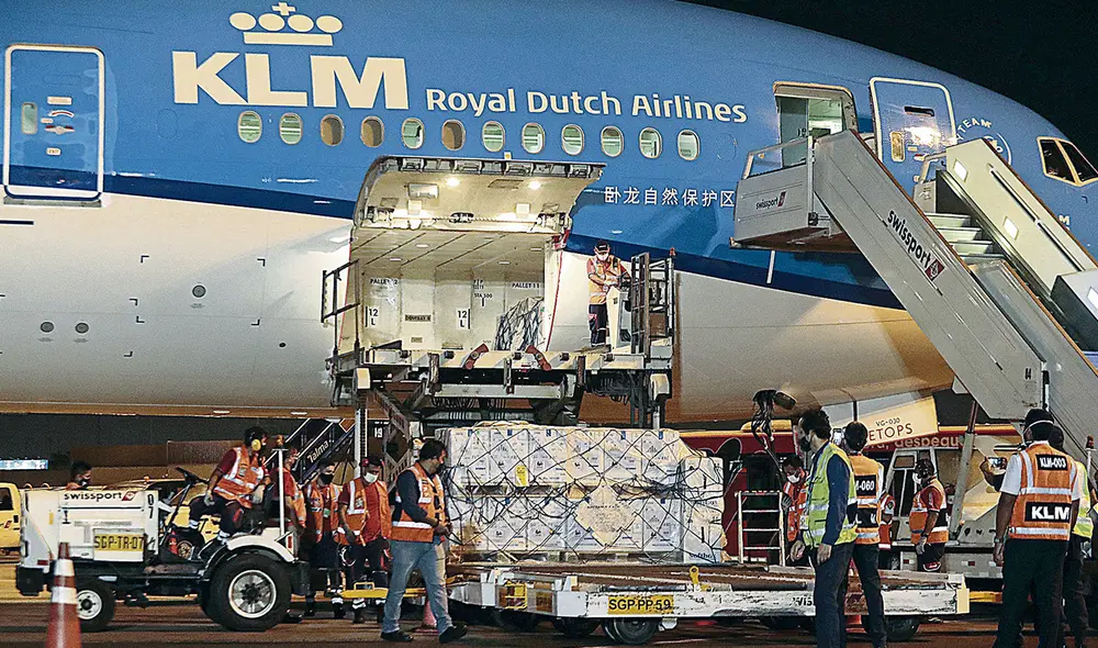 Que no sean solo anuncios. Se espera que no haya problemas en la llegada de los nuevos lotes de vacuna Pfi zer. Hasta el momento, está cumpliendo. Foto: difusión