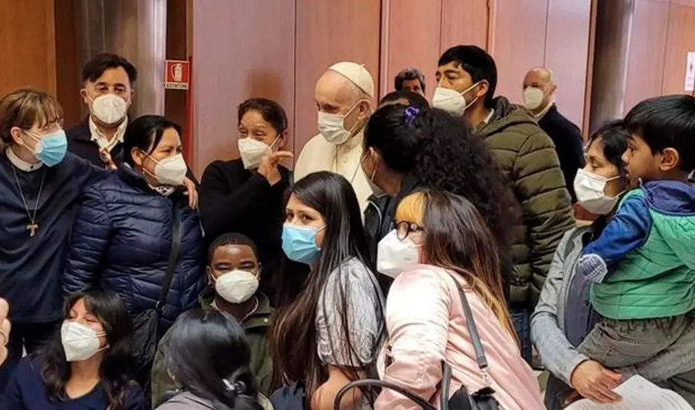 Papa Francisco visitando el lugar de vacunación de algunas personas sin hogar o personas en dificultades en el atrio de la Sala Pablo VI, en el Vaticano. Foto: EFE Papa Francisco visitando el lugar de vacunación de algunas personas sin hogar o personas en dificultades en el atrio de la Sala Pablo VI, en el Vaticano. Foto: EFE