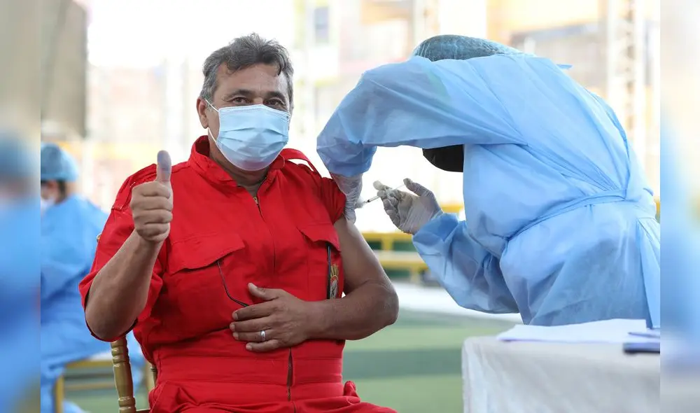 Ica es la primera región en inocular a los bomberos. Foto: Gobierno Regional de Ica