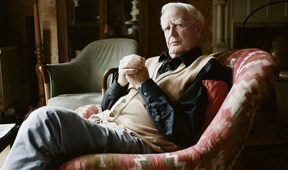 Fiel. John Le Carré se llegó a tomar su última fotografía envuelto con la bandera irlandesa. Foto: difusión