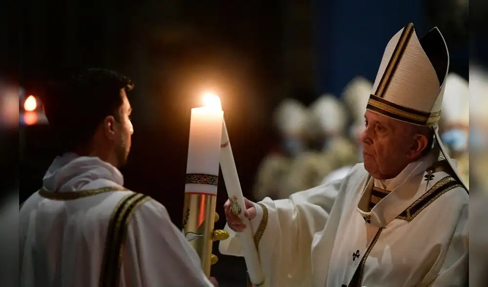 La ceremonia que dirigió el papa Francisco comenzó dos horas antes para que los participantes pudieran llegar a casa antes del toque de queda de las 10.00 p. m. Foto: AFP