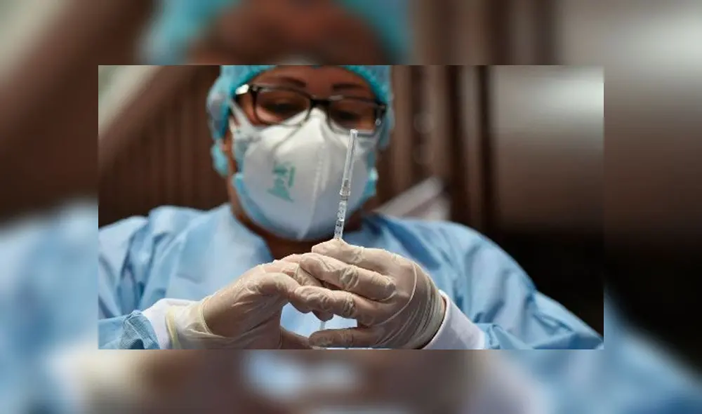 Una trabajadora de salud prepara una dosis de la vacuna CoronaVac, desarrollada por el laboratorio Sinovac de China, para inocular a personas contra la enfermedad del nuevo coronavirus. Foto: AFP