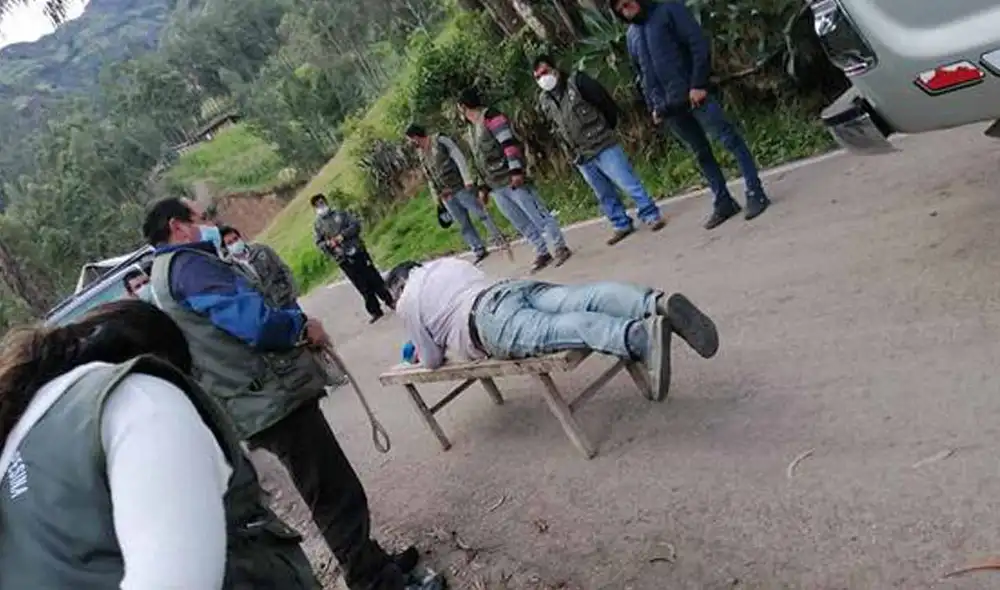 Ronderos castigaron a decenas de infractores tras sorprenderlos jugando fútbol, bebiendo licor y sin la mascarilla. Foto: Rondas campesinas Sapalache Ronderos castigaron a decenas de infractores tras sorprenderlos jugando fútbol, bebiendo licor y sin la mascarilla. Foto: Rondas campesinas Sapalache
