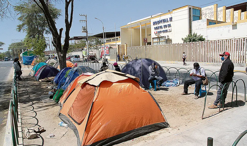 Piura. Decenas de familias de pacientes con COVID-19 han instalado carpas frente al hospital Santa Rosa. Urge mayor atención. Foto: Reneyro Guerra/La República