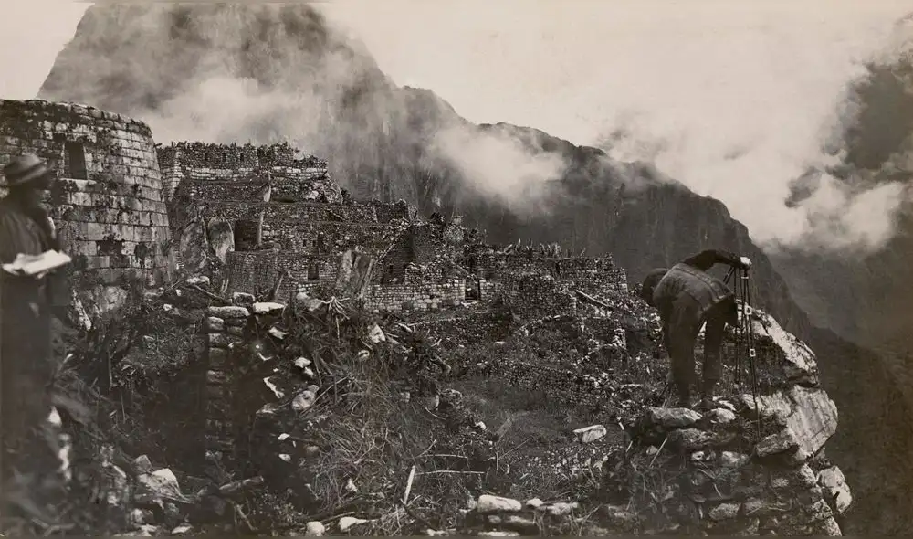 Imagen de las primeras tareas de limpieza de maleza en la llaqta inca. Imagen de las primeras tareas de limpieza de maleza en la llaqta inca.