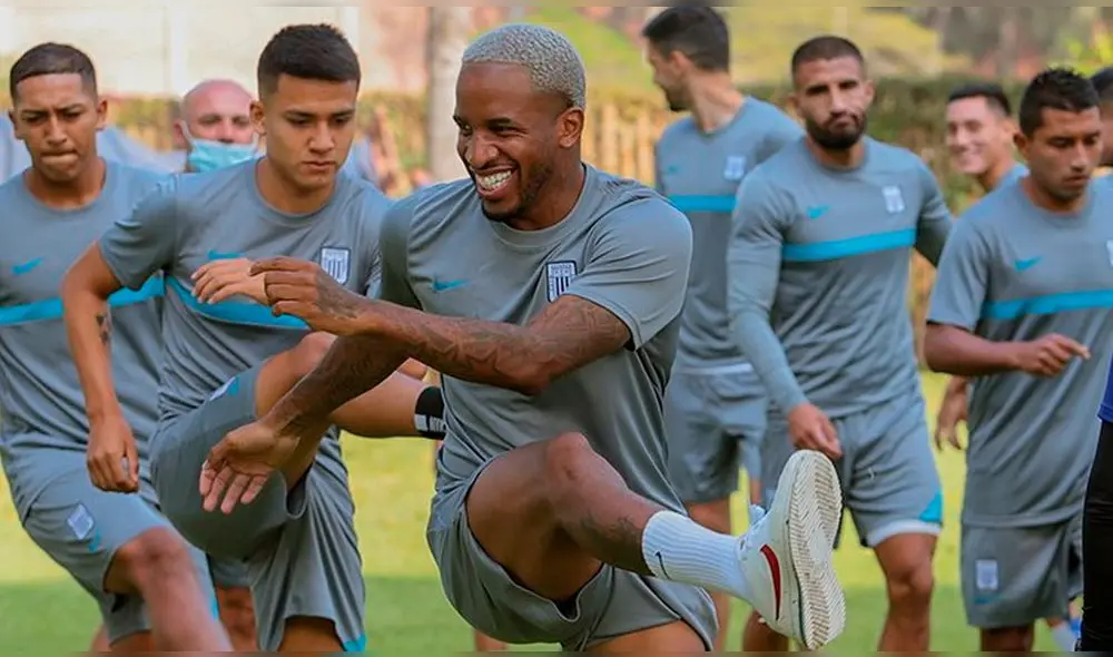 Jefferson Farfán firmó contrato con los blanquiazules por dos temporadas. Foto: Alianza Lima Jefferson Farfán firmó contrato con los blanquiazules por dos temporadas. Foto: Alianza Lima