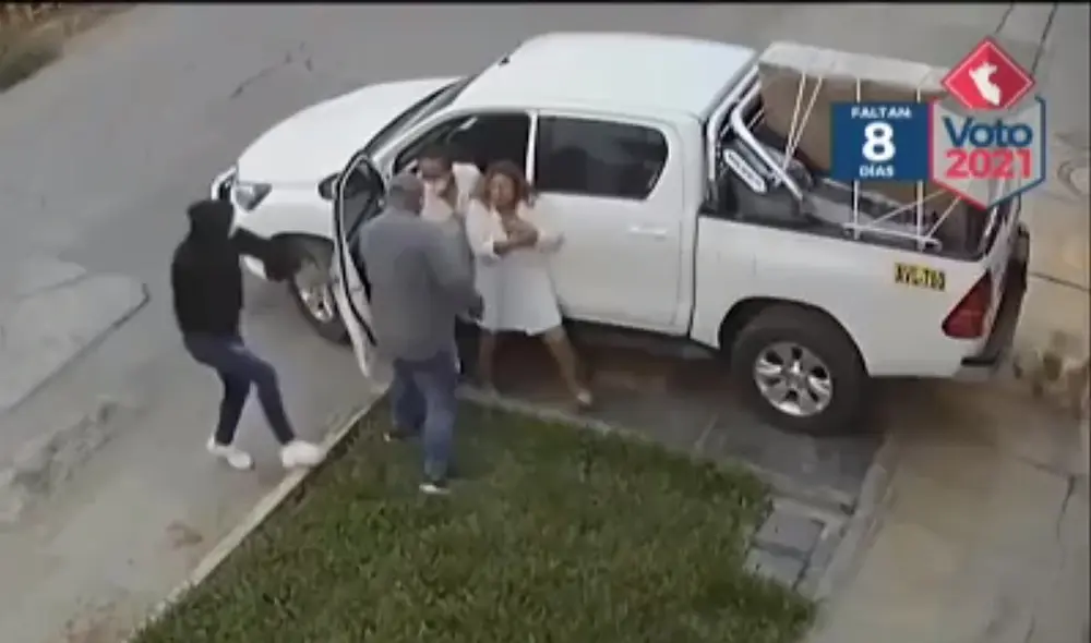 Malhechores obligaron a las víctimas a entregar sus celulares y a entrar a la casa. Foto: captura de Canal N