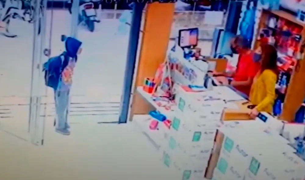 El niño ingresó a la librería para pedir útiles escolares como donativo. Foto: captura de Facebook
