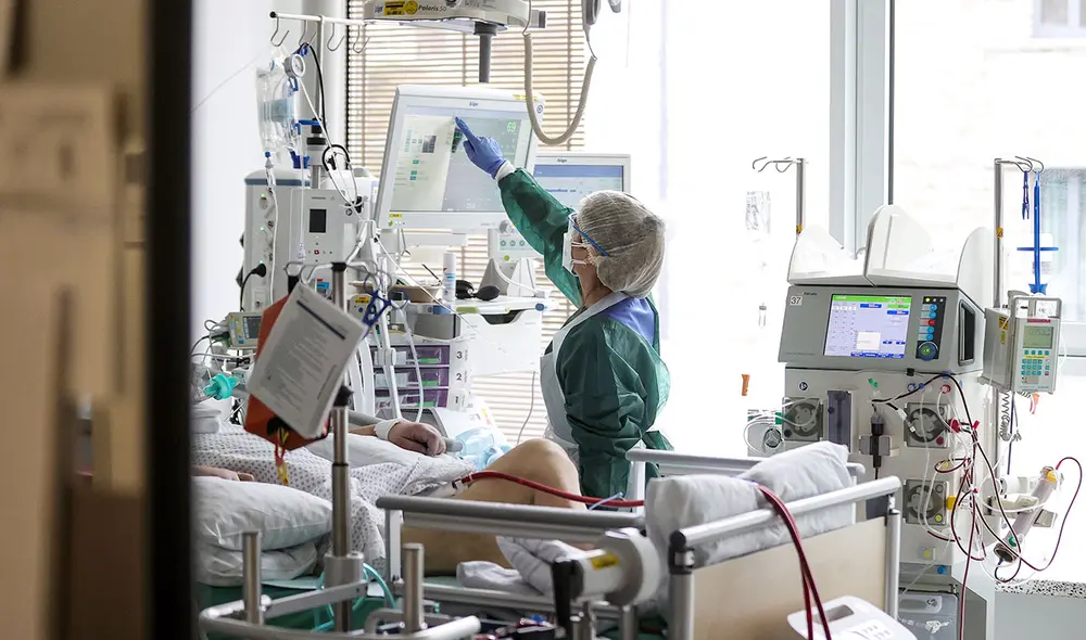 Médico vigila a paciente COVID-19 con ventilador mecánico. Foto: EFE