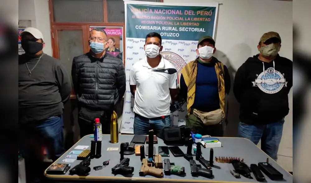 A los detenidos se les encontró 5 pistolas, con sus cacerinas y abundante munición. Foto: PNP