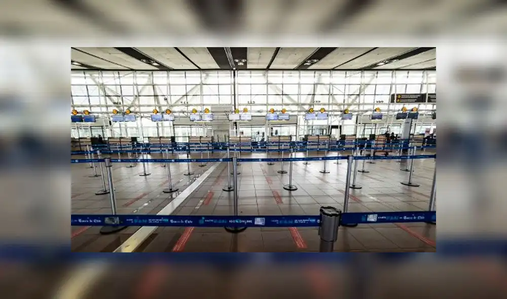 El aeropuerto Arturo Merino Benítez de la capital estará cerrado, durante un mes, para turistas, extranjeros residentes y chilenos. Foto: AFP El aeropuerto Arturo Merino Benítez de la capital estará cerrado, durante un mes, para turistas, extranjeros residentes y chilenos. Foto: AFP