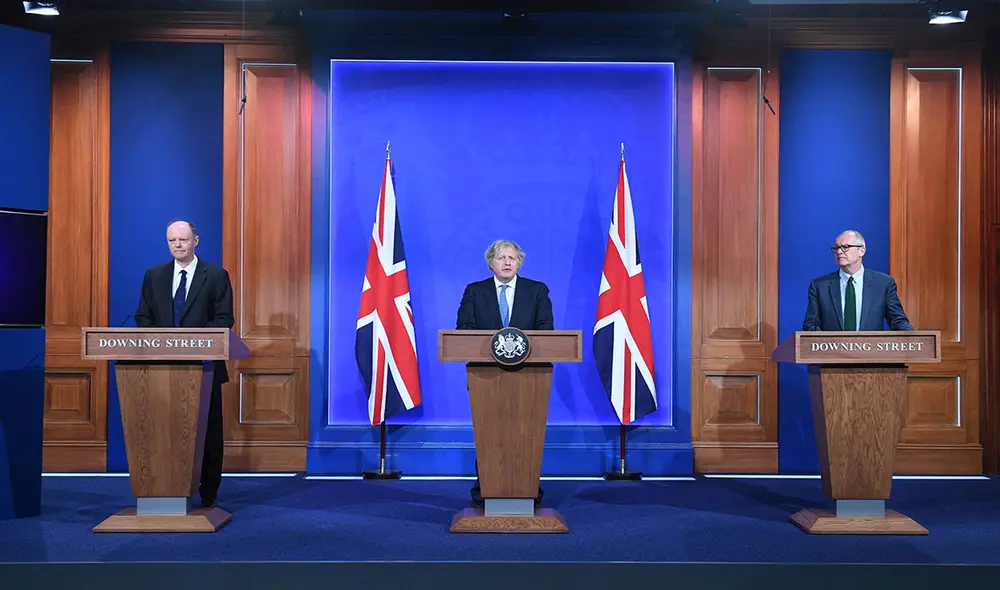 El asesor médico del Gobierno británico, Chris Whitty (i), el primer ministro Boris Johnson (c) y el asesor científico, Patrick Vallance, hablaron sobre la valía de las medidas contra la COVID-19. Foto: AFP