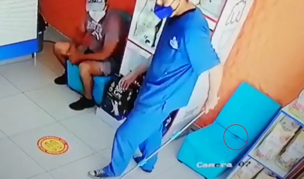 Detenido tapó la tarjeta con un trapo para tratar de disimular el robo. Foto: captura de video / Municipalidad de Surco Detenido tapó la tarjeta con un trapo para tratar de disimular el robo. Foto: captura de video / Municipalidad de Surco