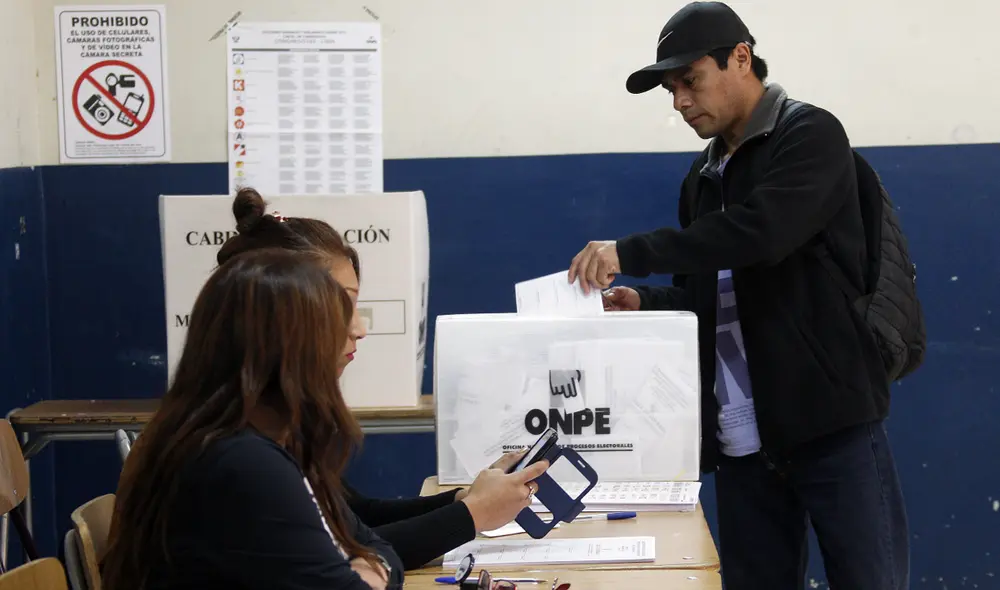 Peruano emite su voto en las elecciones del 2016 en mesa de sufragio instalada en Santiago de Chile. Foto: Elvis González / EFE