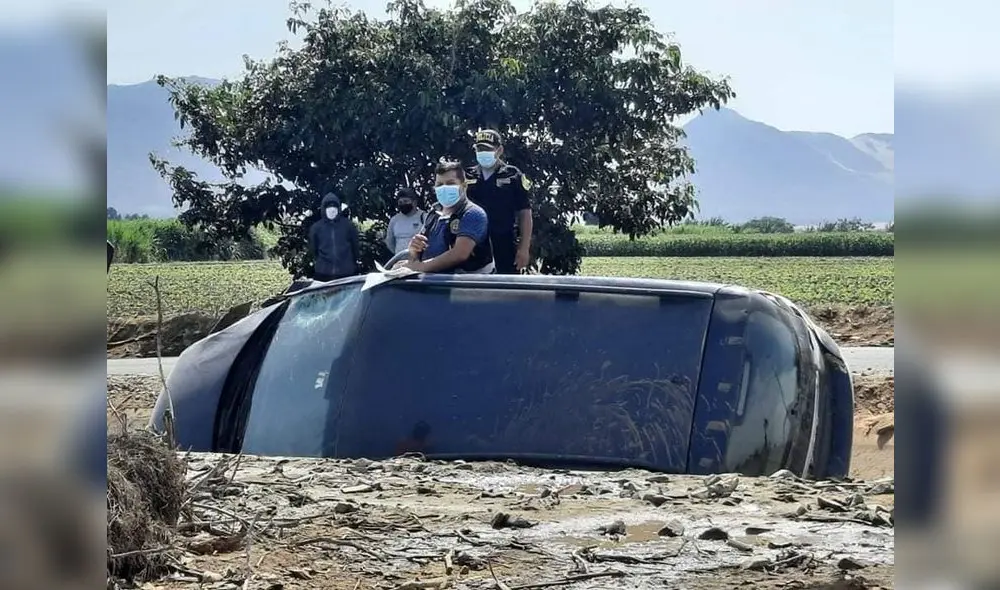 Automóvil quedó en un canal de regadío al costado de la carretera. Foto: Corresponsal de Virú