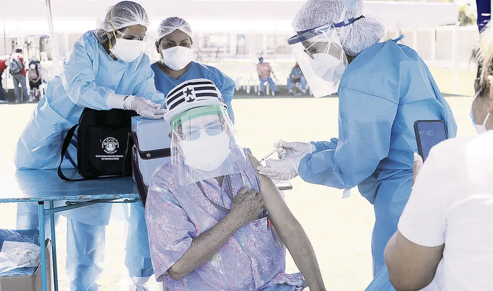 Vacuna. El país ha recibido 1 millón 367 mil dosis de Sinopharm y Pfizer. Las últimas se aplican a los adultos mayores. Foto: Jorge Cerdán/La República Vacuna. El país ha recibido 1 millón 367 mil dosis de Sinopharm y Pfizer. Las últimas se aplican a los adultos mayores. Foto: Jorge Cerdán/La República