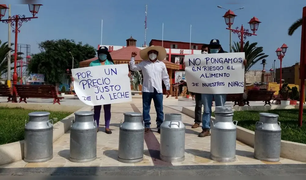 Iván López, presidente de la Asociación de Ganaderos de La Libertad (AGALL), repartió leche a los moradores de Moche y Huanchaco. Foto: Iván López Iván López, presidente de la Asociación de Ganaderos de La Libertad (AGALL), repartió leche a los moradores de Moche y Huanchaco. Foto: Iván López