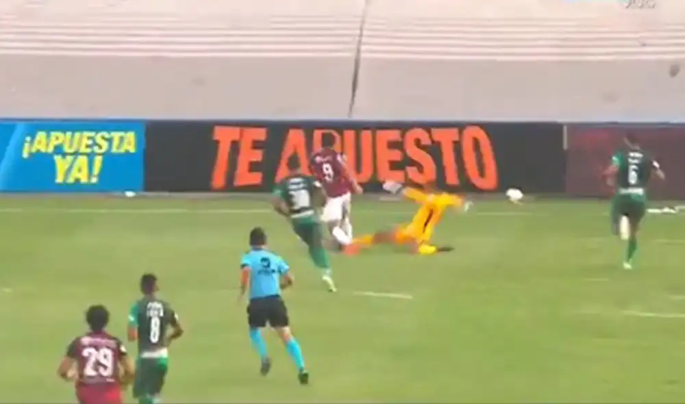 Pese a encontrarse bien ubicado, Alarcón no consideró como falta la entrada de Rivadeneyra sobre Ovelar. Foto: captura de video/Gol Perú