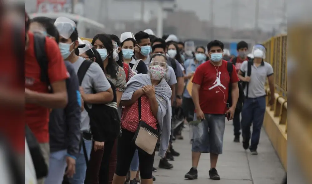 Ciudadanos esperan desde las 6. a. m. para poder abordar un bus. Foto: Jorge Cerdán/ La República