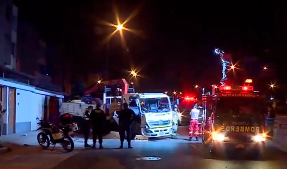Los bomberos tuvieron que usar herramientas especiales para cortar parte de la puerta. Foto: captura de América