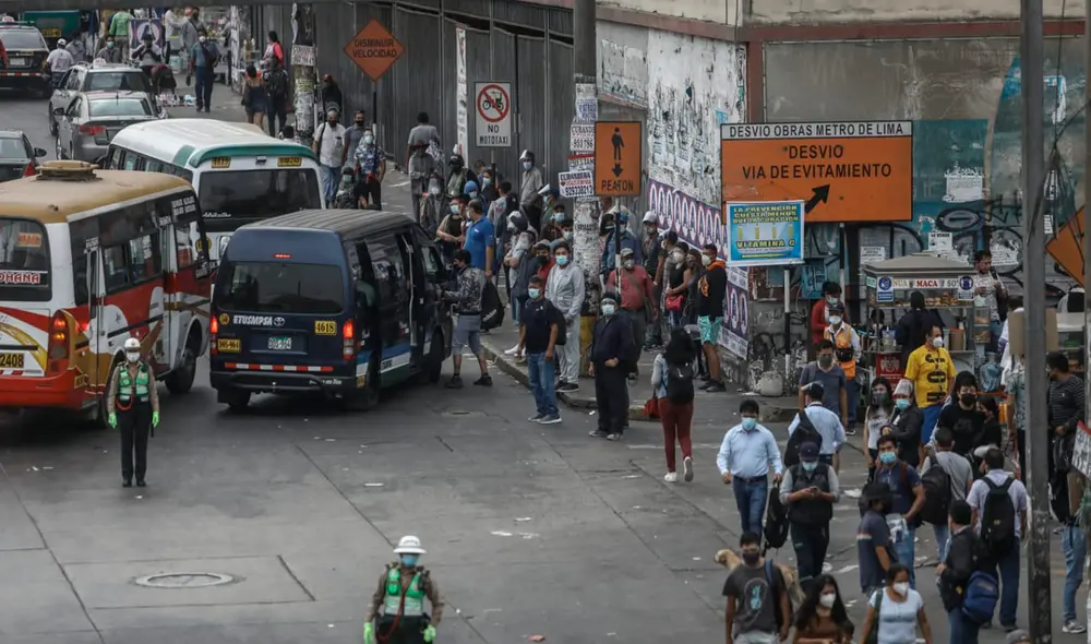 Decenas de ciudadanos aguardan un bus o combi para trasladarse a sus centros de trabajo. Foto: Aldair Mejía / La República Decenas de ciudadanos aguardan un bus o combi para trasladarse a sus centros de trabajo. Foto: Aldair Mejía / La República
