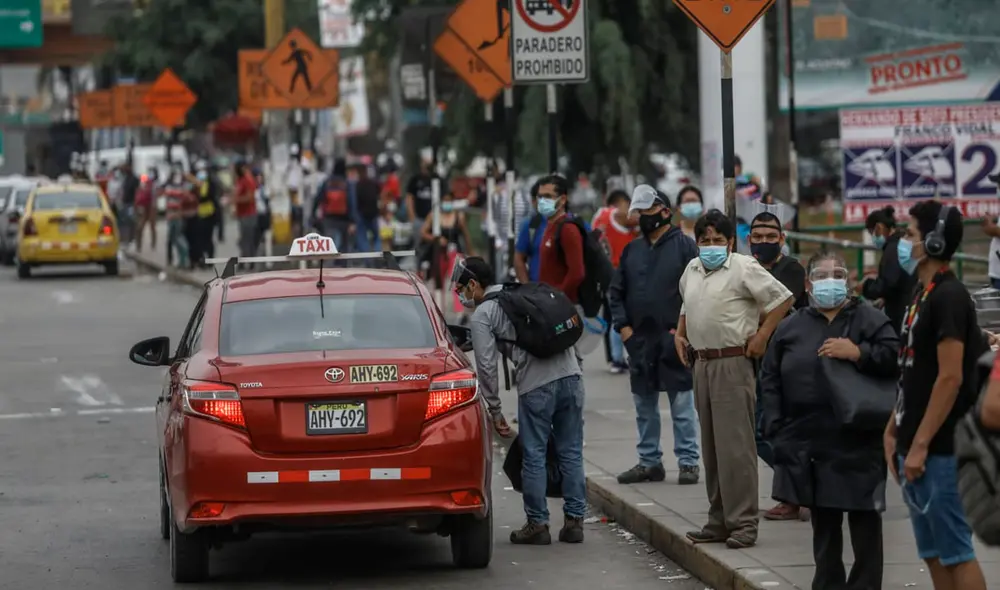 Personas optan por tomar taxi ante el paro. Foto: Aldair Mejía / La República Personas optan por tomar taxi ante el paro. Foto: Aldair Mejía / La República
