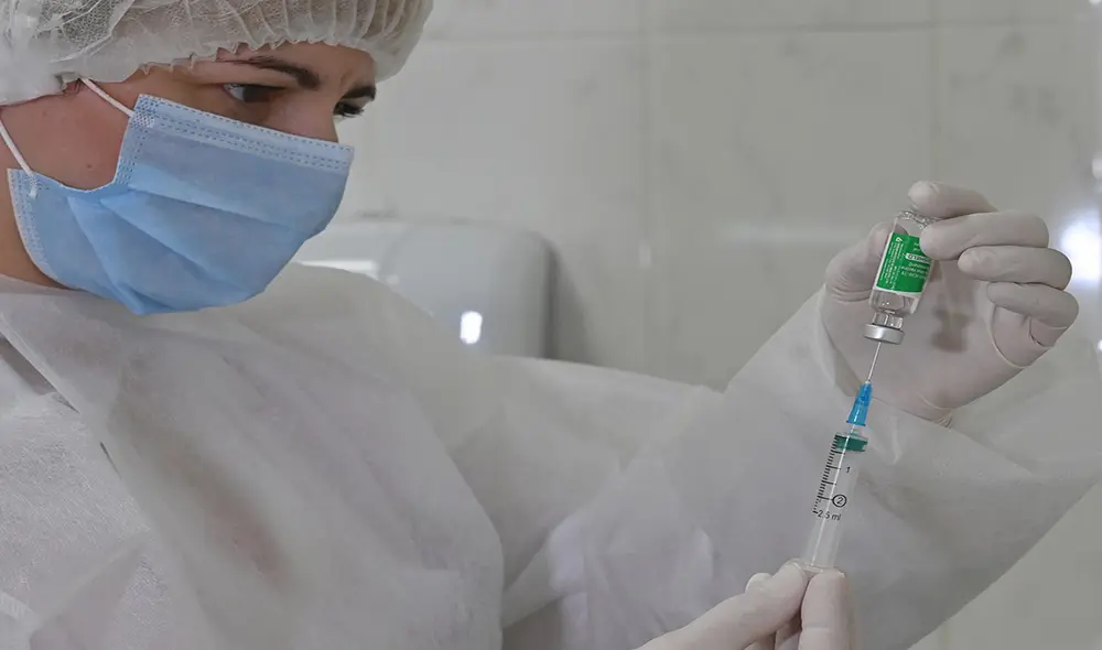 La vacuna de AstraZeneca contra la COVID-19 se sigue utilizando en varios países, incluida la India. Foto: AFP