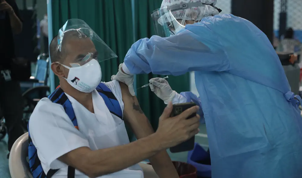 En tanto, estudio del CMP reveló que las hospitalizaciones y muertes de médicos se redujeron por vacunación. Foto: La República En tanto, estudio del CMP reveló que las hospitalizaciones y muertes de médicos se redujeron por vacunación. Foto: La República