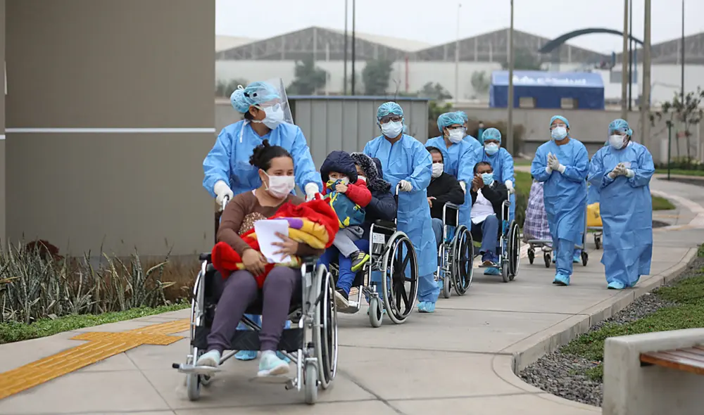 Familia sale de la Villa Panamericana tras recuperarse de la COVID-19. Foto: EsSalud Familia sale de la Villa Panamericana tras recuperarse de la COVID-19. Foto: EsSalud