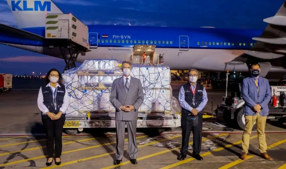 El presidente de la República, la presidenta del Consejo de Ministros y el ministro de Salud junto al cargamento de vacunas. Foto: Presidencia de la República/Twitter