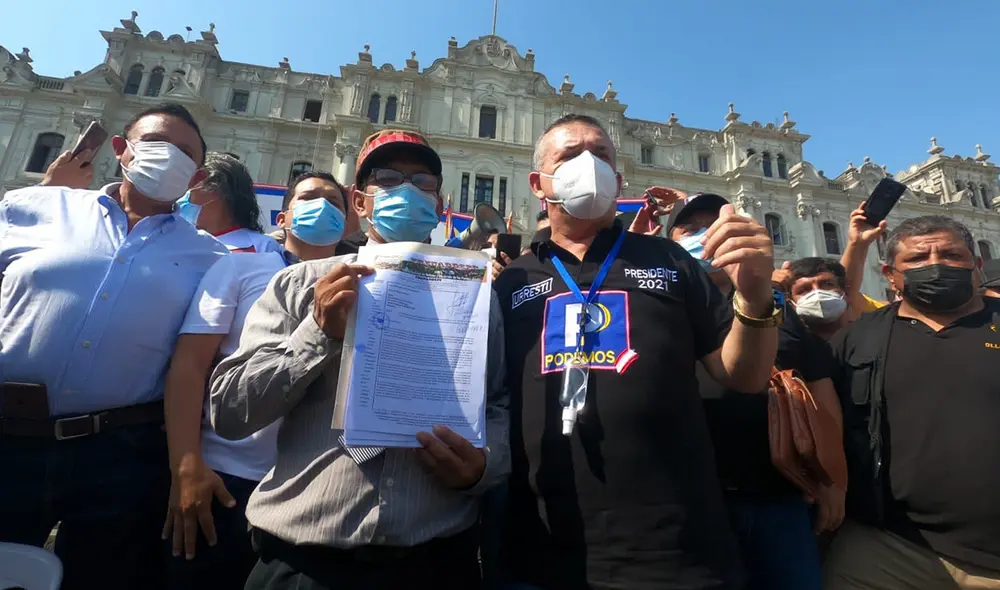 Urresti firmó un compromiso en donde señala que, de ganar las elecciones, devolverá los aportes de la AFP, ONP y Fonavi. Foto: Gianella Aguirre / URPI-GLR